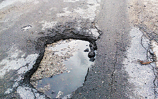 Mieszkańcy Gołdapi mają dość dziurawych dróg